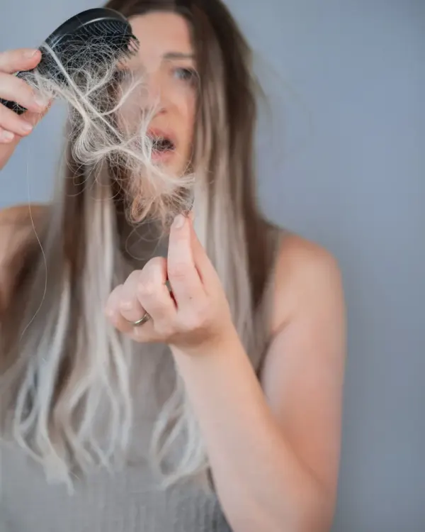 ¿Por Qué Tus Pacientes Siguen Sufriendo Con la Caída del Cabello?